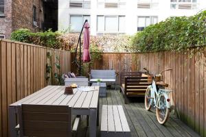 纽约24-3 Prime Gramercy New Studio W D Terrace的一个带桌子和自行车的庭院,旁边是栅栏