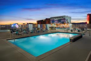 拉斯维加斯SpringHill Suites by Marriott Las Vegas Convention Center的屋顶上的游泳池