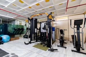 巴西利亚GS Properties - Hotel Líder的健身房设有数台跑步机和跑步机