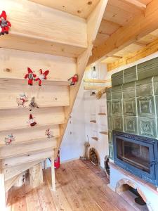 什特兰贝尔克Santova roubenka的一个小房子里的木楼梯,有壁炉