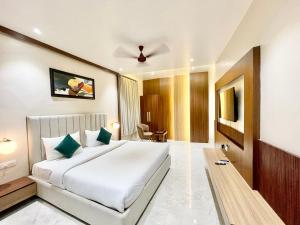 瓦拉纳西HOTEL VEDANGAM INN ! VARANASI - Forɘigner's Choice ! fully Air-Conditioned hotel with Parking availability, near Kashi Vishwanath Temple, and Ganga ghat的卧室配有一张白色大床