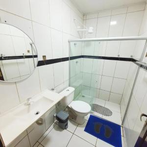 马塞约Pousada Hostel Mar e Sertão的一间带卫生间、水槽和镜子的浴室