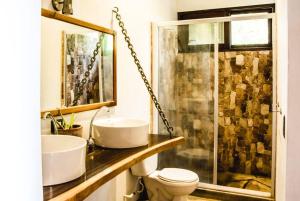 El PlantelPerfect family home in Playa Maderas的一间带两个盥洗盆和淋浴的浴室