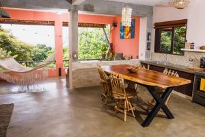 El PlantelPerfect family home in Playa Maderas的厨房配有木桌和椅子