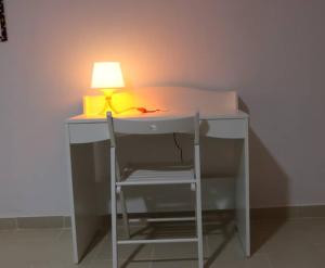 比绍CASA CAMBA MAR的一张桌子,里面配有一盏灯和一把椅子