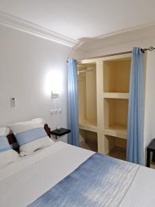 比绍CASA CAMBA MAR的一间卧室配有一张带蓝色窗帘的大床