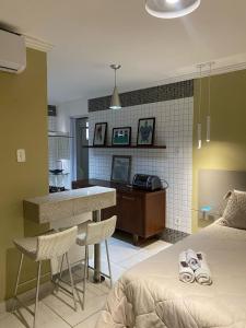 瓜拉派瑞黑山旅馆及Spa的一间卧室配有一张床,厨房配有柜台