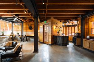 特拉基Gravity Haus Truckee-Tahoe的一间带木墙和酒吧的客厅