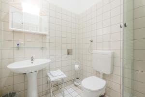 维也纳Pension Votiv的白色的浴室设有卫生间和水槽。