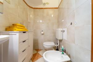 帕尔马A Casa di Luca的浴室配有白色卫生间和盥洗盆。