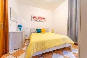 帕尔马A Casa di Luca的卧室里设有一张黄色的床