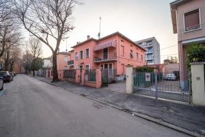 帕尔马A Casa di Luca的街道边的粉红色建筑