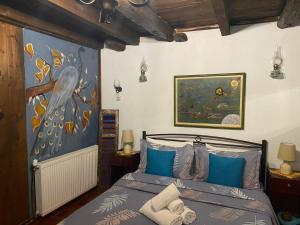 帕莱斯潘蒂雷蒙Traditional Guesthouse Erato的一间卧室配有一张壁画床