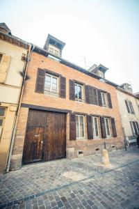 特鲁瓦Le 12, Brissonnet - Troyes的一座古老的砖砌建筑,设有大木门
