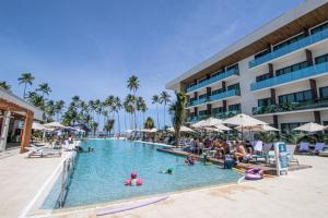 马塞约Maceio Mar Resort All Inclusive的游泳池,有人游泳
