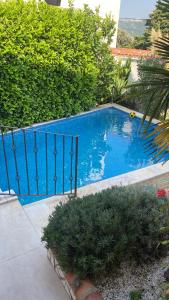 多布拉沃达Villa La Miga的蓝色的游泳池,带有金属围栏
