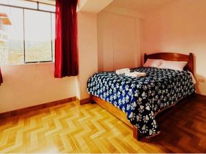 瓦拉斯Yerupaja Mountain Hostel的一间卧室配有一张床,上面有两条毛巾