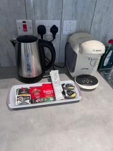 都柏林Guest house的一个带咖啡壶和烤面包机的托盘