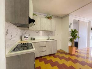 麦德林Casa encanto, Apartamento - Habitaciones, Laureles-América的厨房配有水槽和炉灶 顶部烤箱