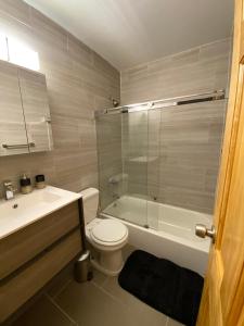 纽约26-4B Newly Furnished 1BR W D Courtyard的浴室配有卫生间、浴缸和水槽。