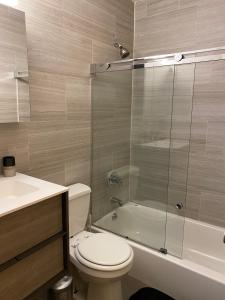 纽约26-4B Newly Furnished 1BR W D Courtyard的一间带卫生间和玻璃淋浴间的浴室