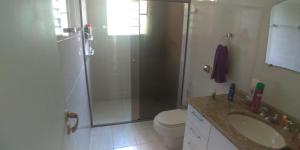 伊塔蒂亚亚CASA CLUBE EM PENEDO RJ的带淋浴、卫生间和盥洗盆的浴室