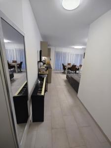 锡永A côté de l'îles Sion的房间里的长走廊上有一个钢琴