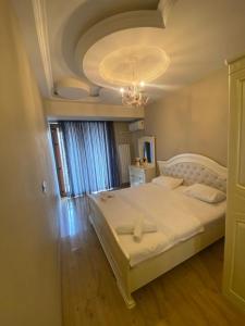 Baku - Park Azure with sea view two bedrooms and one living room客房内的一张或多张床位