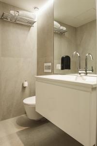 里斯本Apto Ribeira Lisboa的浴室配有白色水槽和卫生间。