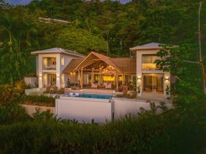 DominicalitoCasa Frenchie Luxury Oceanview Jungle Villa for 12 people的一座房子前面设有游泳池