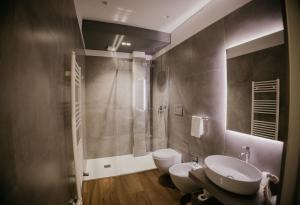 特拉尼SUITE ROOM TRANI的一间带水槽、卫生间和淋浴的浴室