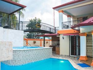 圣地亚哥洛斯卡巴Welcome to Villa D’Mirella!的房屋后院的游泳池