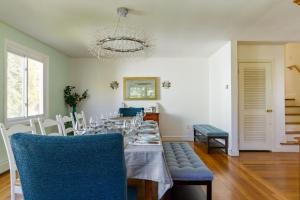 米德尔敦Private Heated Pool - Sparkling Oasis Near Newport & Navy, 4bd 3ba的一间用餐室,配有一张长桌子和蓝色的椅子