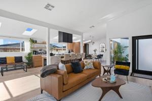 圣地亚哥Amazing Lux Oasis Spacious Modern Private Fam Fav的一间带棕色沙发的客厅和一间厨房