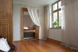 科特布斯Avancers - homelike living的客房设有镜子、床和窗户。