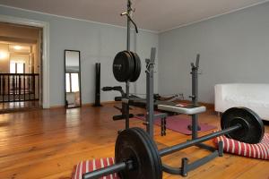 科特布斯Avancers - homelike living的客厅设有举重健身房
