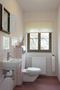 科特布斯Avancers - homelike living的一间带卫生间、水槽和窗户的浴室