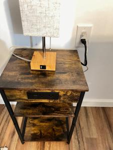 托伦斯LittleBettysCrashPad的一张木桌,上面有台灯