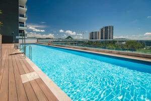 堪培拉Sensational City Apartment with Lake Views - Benjamin Way ACT的大楼顶部的大型游泳池