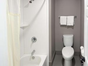 莫罗贝莫罗贝6号汽车旅馆的浴室配有卫生间、浴缸和水槽。