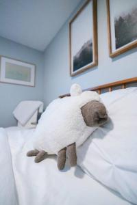 米德尔敦#TheFlightdeck - Stylish Big Home Near Newport & Navy的躺在床上的羊毛