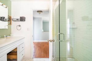 米德尔敦#TheFlightdeck - Stylish Big Home Near Newport & Navy的带淋浴的浴室和玻璃门