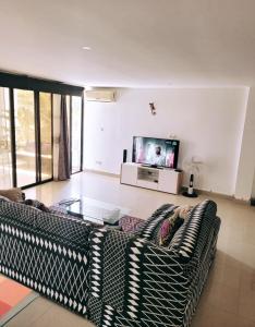 达喀尔Bella casa的带沙发和电视的客厅