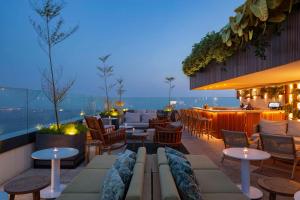 里约热内卢里约热内卢科帕卡巴纳希尔顿酒店的一个带桌椅的屋顶露台和一间酒吧