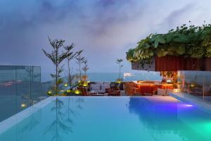 里约热内卢里约热内卢科帕卡巴纳希尔顿酒店的享有大楼景致的游泳池