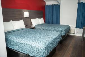 克拉克萨米特Econo Lodge Summit - Scranton的两张位于酒店客房的床,配有蓝色床单