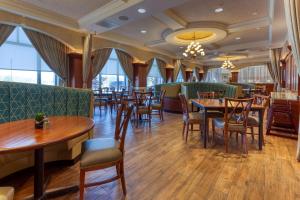 切斯特菲尔德圣路易斯菲尔德德鲁里广场酒店的餐厅设有桌椅和窗户。