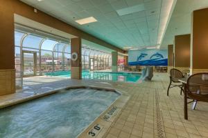 切斯特菲尔德圣路易斯菲尔德德鲁里广场酒店的热水浴池位于带游泳池的客房中间