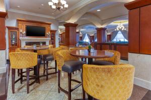 切斯特菲尔德圣路易斯菲尔德德鲁里广场酒店的一间带桌椅和电视的餐厅