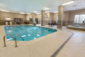 路易斯威尔德鲁路易斯维尔北部套房酒店 的在酒店房间的一个大型游泳池